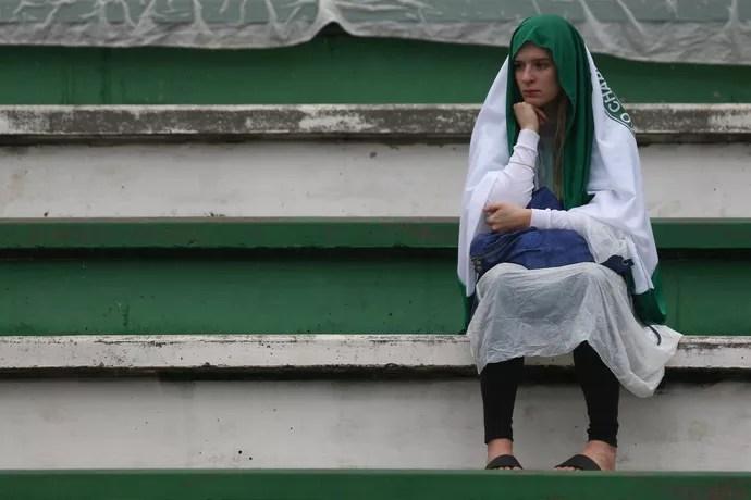 Olhar perdido da torcedora nas arquibancadas da Arena Condá (Foto: Buda Mendes/Getty Images)