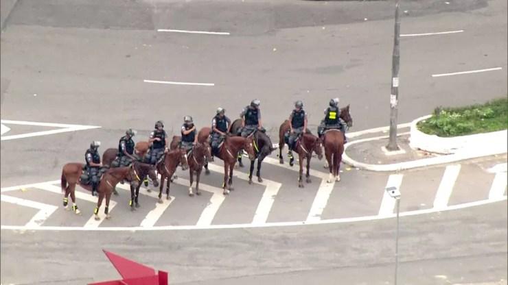Homens da cavalaria da PM estão em um dos acessos da Cracolândia cercando os usuários — Foto: Reprodução TV Globo