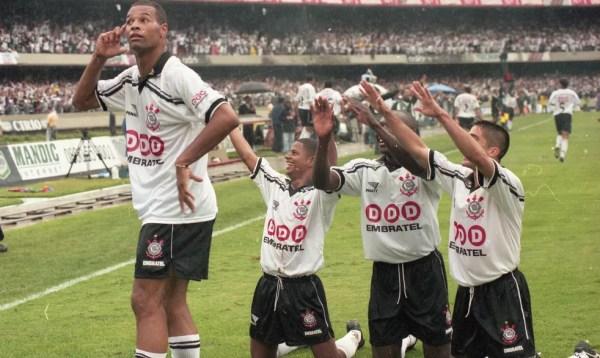 Jogadores do Corinthians comemoram gol na decisão. No peito, patrocínio da Embratel — Foto: Vidal Cavalcante/Estadão Conteúdo