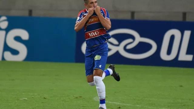 Juninho comemora gol do Fortaleza contra o Santos
