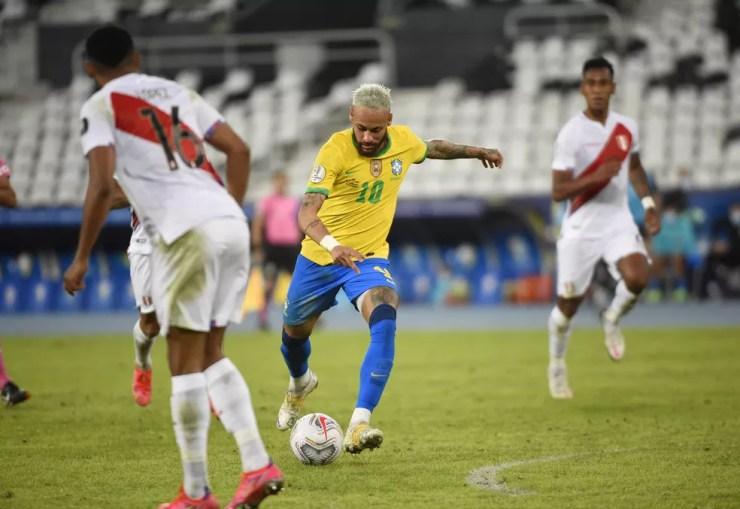 Neymar em ação contra o Peru — Foto: André Durão