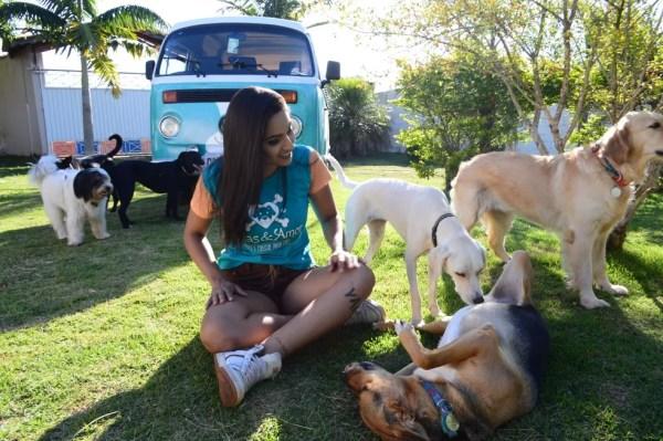 Aline Ribeiro recebeu 80 cães no centro de convivência animal, em Sorocaba, no Ano Novo (Foto: Aline Ribeiro/Arquivo pessoal)