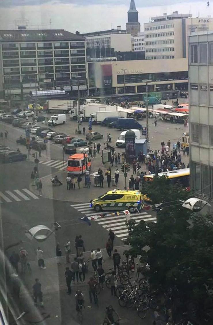 Praça central de Turku, onde ocorreu o ataque (Foto: Facebook via AP)