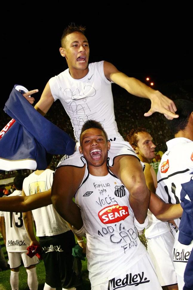 André e Neymar após o título do Santos na Copa do Brasil em 2010 — Foto: Ricardo Saibun/Santos FC
