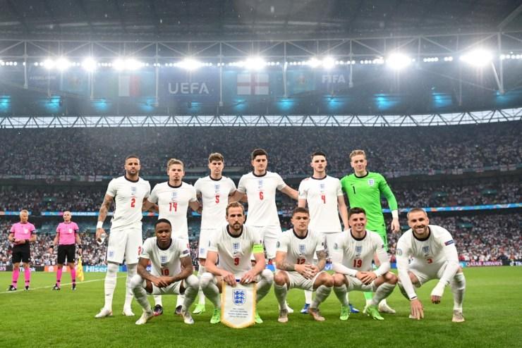 Inglaterra alinhada antes da final da Eurocopa-2020. Equipe com muitas origens migratórias - Getty Images