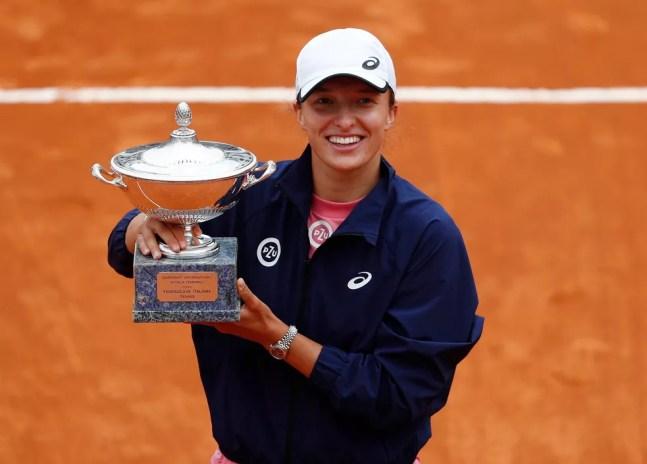 Iga Swiatek comemora o título do WTA 1000 de Roma após vitória sobre Karolina Pliskova  — Foto: Reuters/Guglielmo Mangiapane