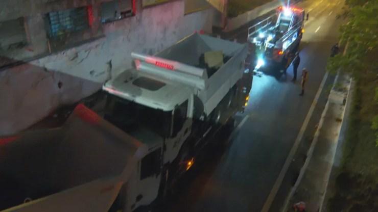 Caminhão é removido após entalar em ponte em SP — Foto: Reprodução/TV Globo