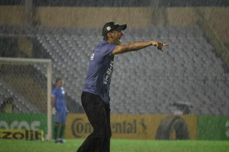 Novo técnico do Santos, Fabián Bustos não se acalmou nem sob chuva — Foto: Arthur Ribeiro/ge Piauí 
