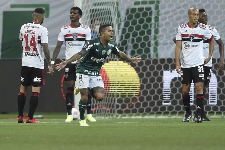 Miranda observa Dudu na comemoração do segundo gol do Palmeiras — Foto: Staff Images / CONMEBOL