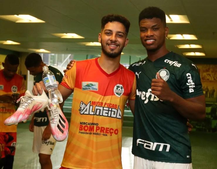 Jogador do Presidente Médici recebe chuteiras de garoto do Palmeiras — Foto: Fábio Menotti / Ag Palmeiras