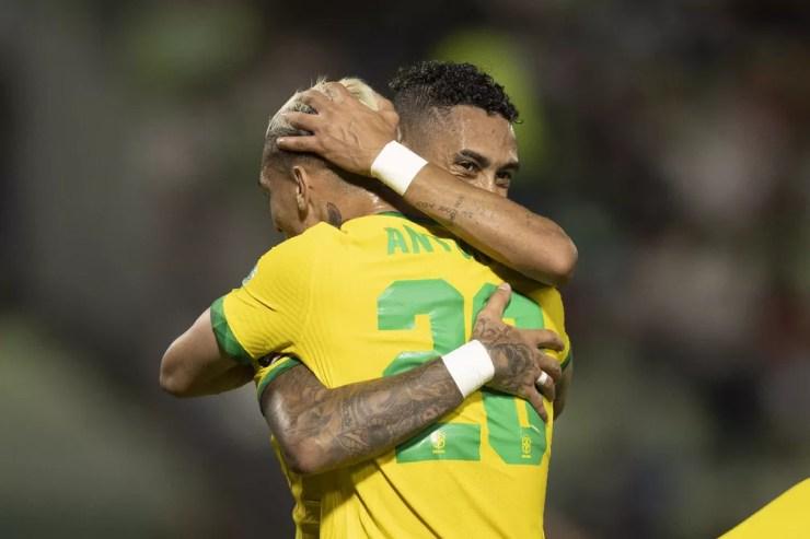 Raphinha e Antony se abraçam em comemoração de gol da Seleção — Foto: Lucas Figueiredo / CBF