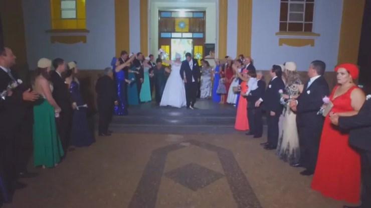 Madrinhas de casamento em Uchoa usaram turbante em solidariedade à noiva (Foto: Reprodução/TV TEM)