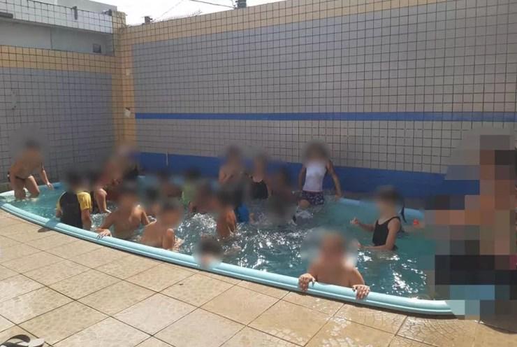 Foto de arquivo da escola mostra piscina utilizada pelas crianças da unidade. Caso teria ocorrido nesse local — Foto: Reprodução/Redes sociais