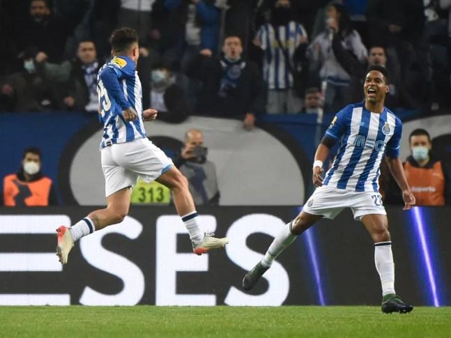 Os brasileiros Otávio e Wendell comemoram o gol do Porto — Foto: AFP