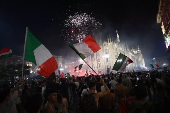Festa da torcida italiana em Milão — Foto: AFP