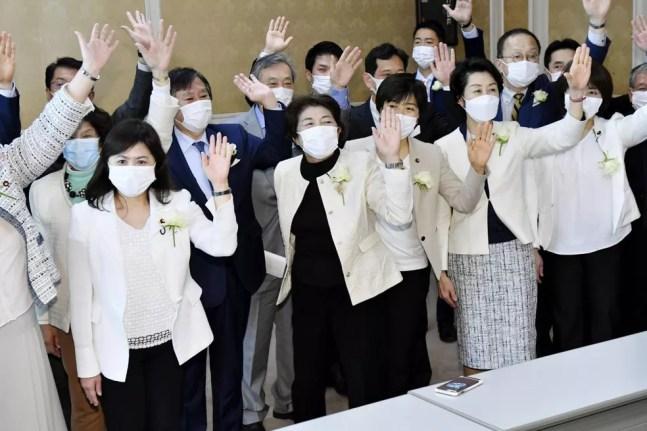 Japonesas da política protestam após declaração de Mori — Foto: Reprodução Twitter