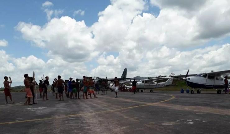 Indígenas Yanomami mantém três aviões detidos no Norte de Roraima — Foto: Júnior Yanomami/Arquivo Pessoal