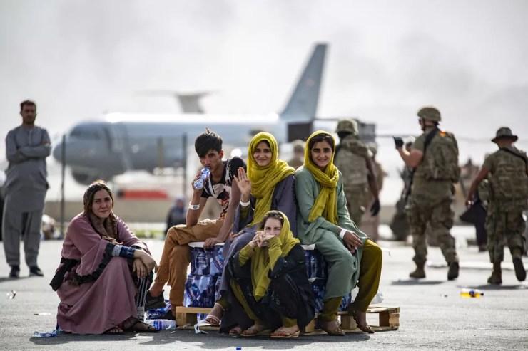 Crianças evacuadas aguardam o próximo voo no Aeroporto Internacional Hamid Karzai, Cabul, Afeganistão, em 19 de agosto de 2021 — Foto: Mark Andries/Us Marine Corps/AFP