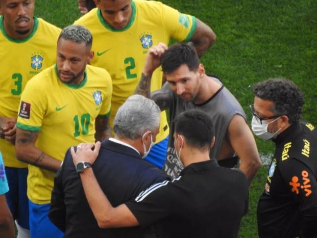 Scaloni, Tite, Messi e Neymar conversam no campo, durante a paralisação — Foto: Bruno Giufrida