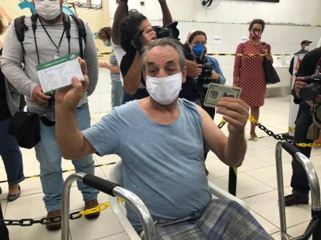 Primeiro idoso em situação de rua a ser vacinado contra a Covid-19 em SP — Foto: Paula Paiva Paulo/G1