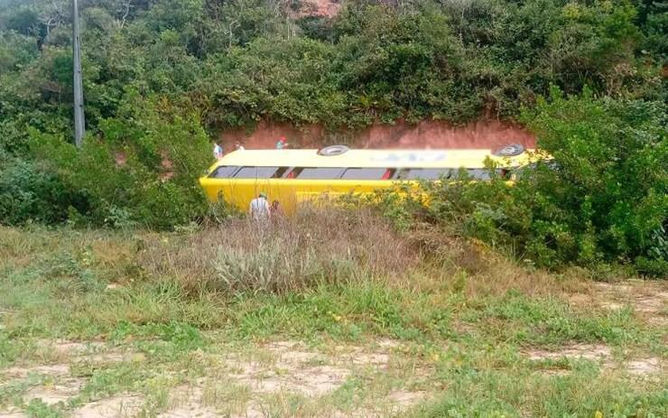 Empresa de turismo informou que ônibus tomou após via ceder no extremo sul da Bahia  (Foto: Namídia News)