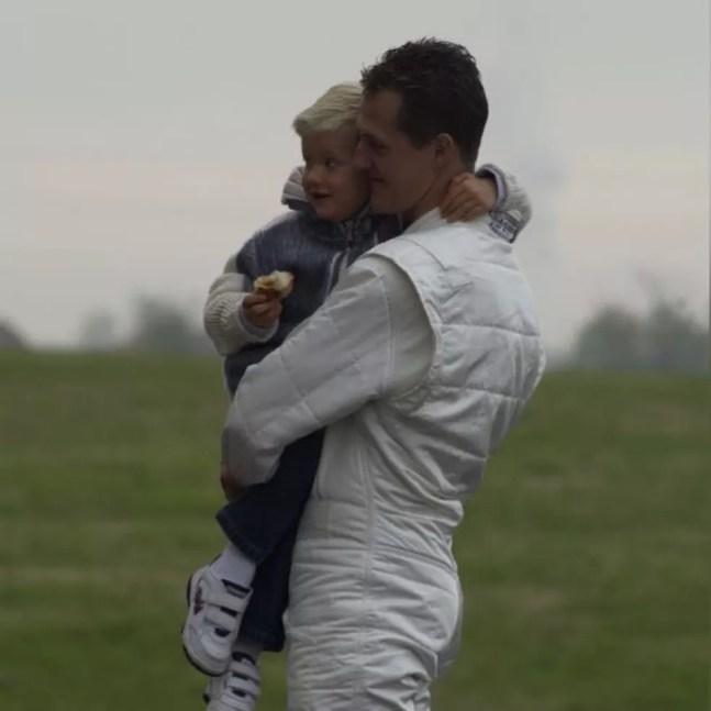 Mick Schumacher, quando criança, no colo do pai, Michael Schumacher — Foto: Reprodução/Twitter