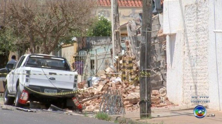Quadrilha explode prédio de empresa de valores e mata policial civil no interior de SP