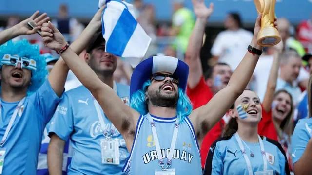 Torcedor Uruguai com taça da Copa
