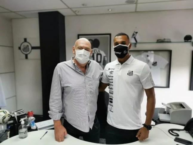 Lucas Braga e o presidente Andres Rueda após renovação com o Santos — Foto: Divulgação/Santos FC