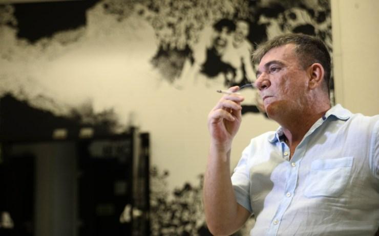 Andrés Sanchez fumando durante a entrevista ao ge - Marcos Ribolli
