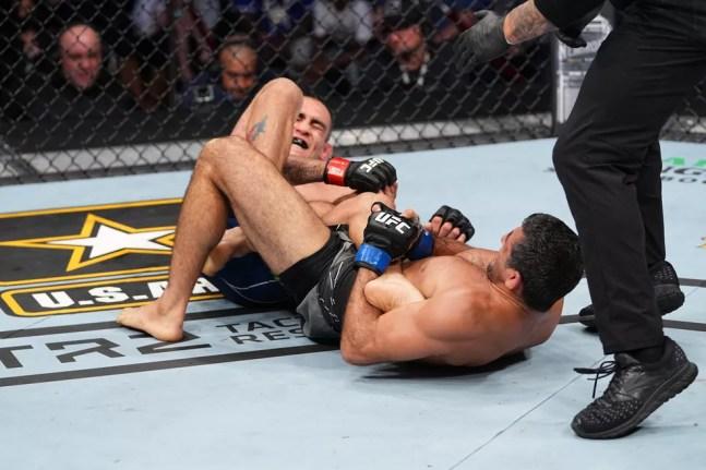 Beneil Dariush encaixa uma chave de tornozelo em Tony Ferguson no UFC 262 — Foto: Getty Images