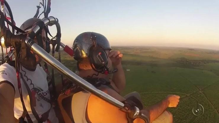 José Carlos Silva Santos é deficiente visual e se emocionou ao voar de paramotor pela primeira vez em Araçatuba (SP) (Foto: Reprodução/TV TEM)
