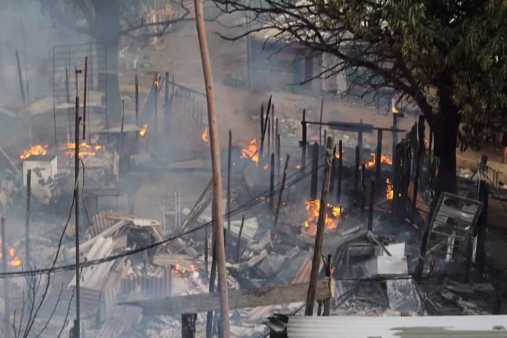 Incêndio atinge área com barracos em bairro de Salto (Foto: Edemilson Santos/Jornal Estância)