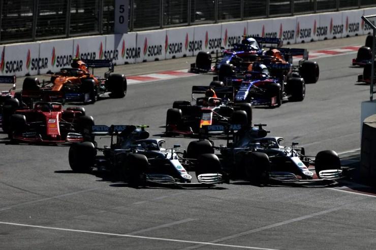 Valtteri Bottas e Lewis Hamilton dividem curva no GP do Azerbaijão — Foto: Charles Coates/Getty Images