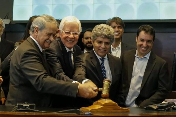 Executivos da Equatorial Energia comemoram a aquisição da Cepisa em leilão ao lado do ministro de Minas e Energia, Moreira Franco (segundo da esquerda para direita) (Foto: SUAMY BEYDOUN/AGIF, ESTADÃO CONTEÚDO)