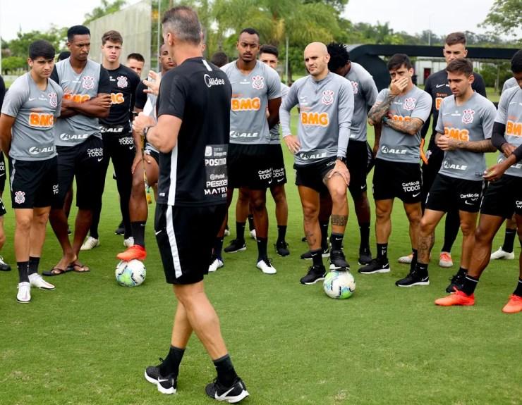 Vagner Mancini orienta jogadores do Corinthians em treino — Foto: Rodrigo Coca / Ag.Corinthians