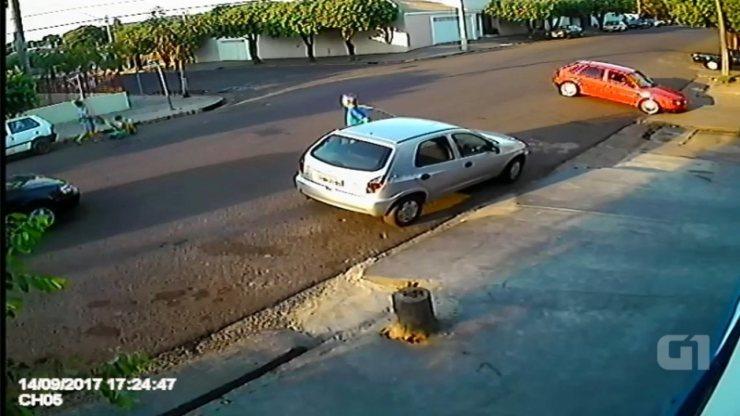 Mãe e filho são atropelados enquanto passeavam em rua; vídeo