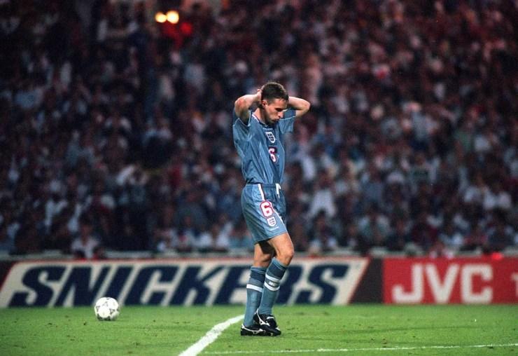 Southgate lamenta pênalti perdido contra a Alemanha na semifinal da Euro de 1996 em Wembley — Foto: PA Images via Getty Images