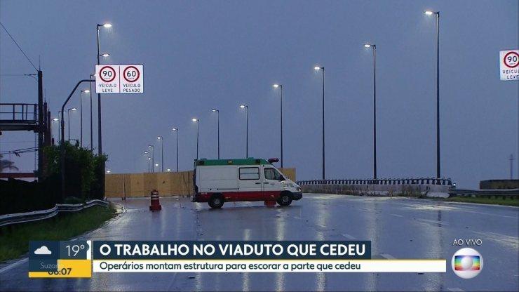 Funcionários fazem 120 metros de escoramento de viaduto que cedeu na Marginal Pinheiros