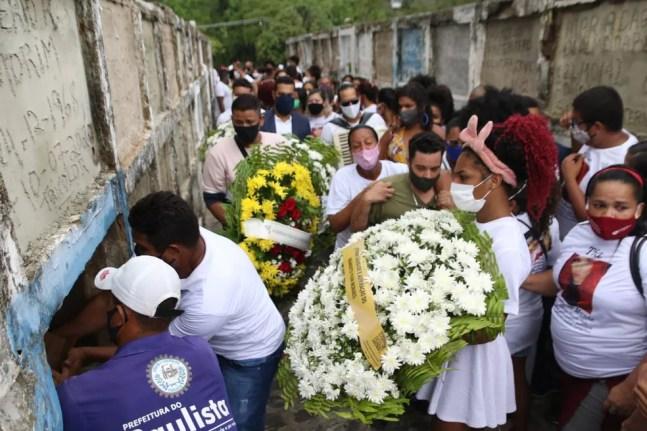 O sepultamento de Lorena ocorreu na tarde deste sábado (27), no Cemitério Campo Santo São José, em Paulista — Foto: Marlon Costa/Pernambuco Press
