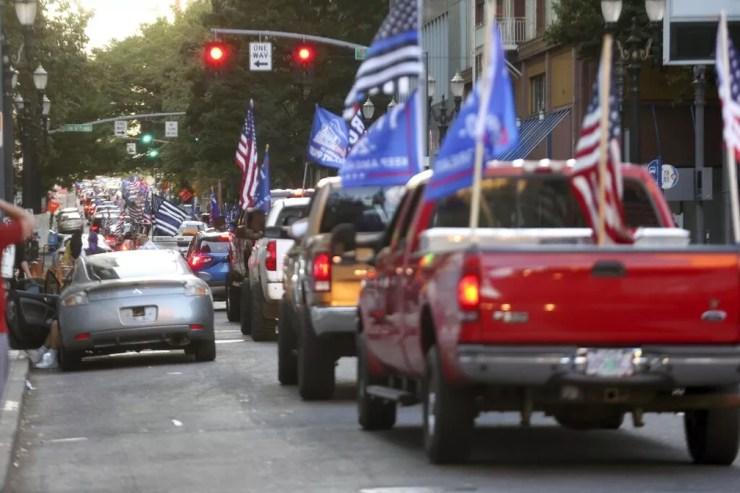 Caravana pró-Trump chega a Portland, nos EUA, na tarde deste sábado (29).  — Foto: Dave Killen/The Oregonian via AP