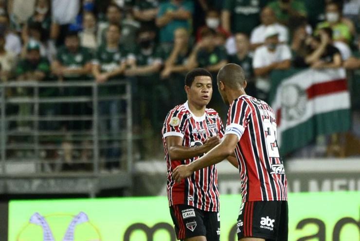 Gabriel Sara comemora o gol anotado no clássico contra o Palmeiras — Foto: Marcos Ribolli