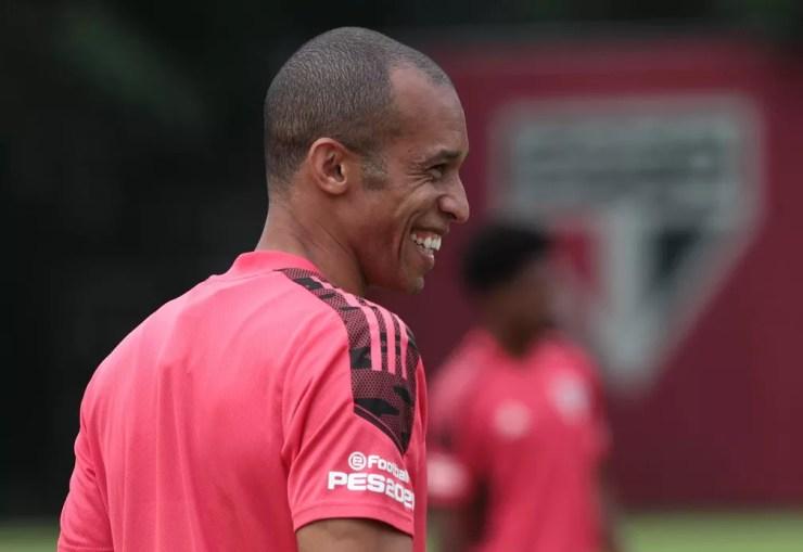 Miranda sorri no treino do São Paulo: zagueiro foi um dos seis reforços acertados para 2021 — Foto: Rubens Chiri / São Paulo FC