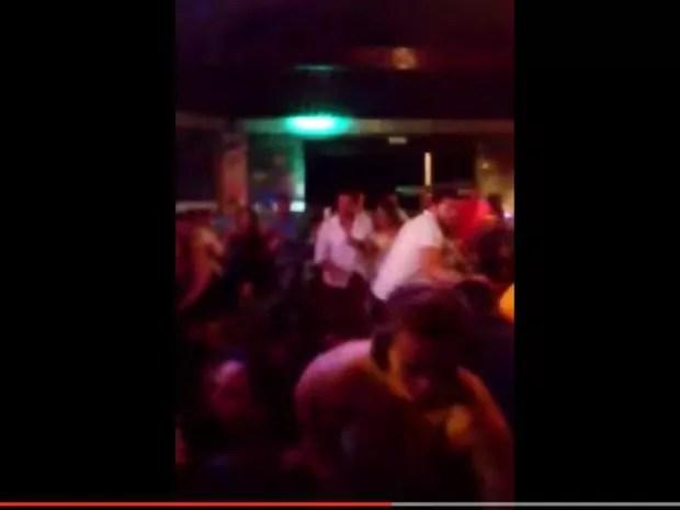 Vídeo motra momento em que são disparados os tiros que mataram dançarino em casa de show de Salvador (Foto: Reprodução/Youtube)