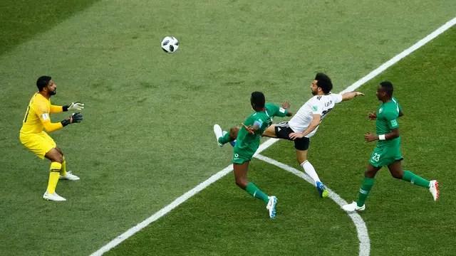 Salah encobre o goleiro e marca um golaço em cima da Arábia Saudita