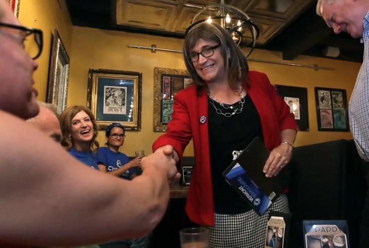 Christine Hallquist venceu primárias do Partido Democrata em Vermont e concorrerá ao cargo de governadora — Foto: Charles Krupa/AP Photo