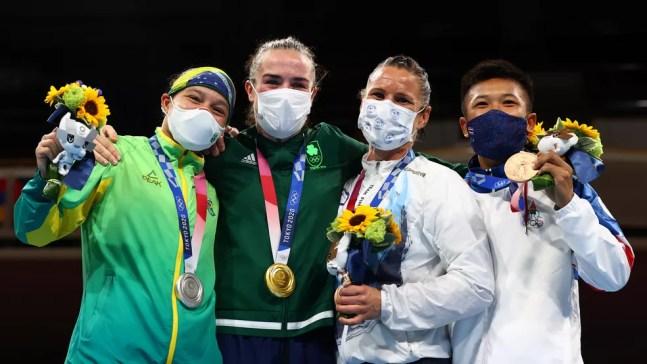 Beatriz Ferreira no pódio do boxe com sua medalha de prata — Foto: REUTERS/Buda Mendes