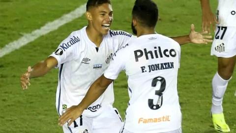 Vinicius Balieiro e Felipe Jonatan comemoram gol do Santos contra o Deportivo Lara