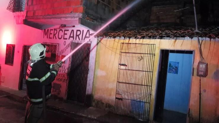 Bombeiros resfriaram as casas de uma vila que chegou a ser atingida pelo fogo na Barra do Ceará — Foto: Rafaela Duarte/Sistema Verdes Mares