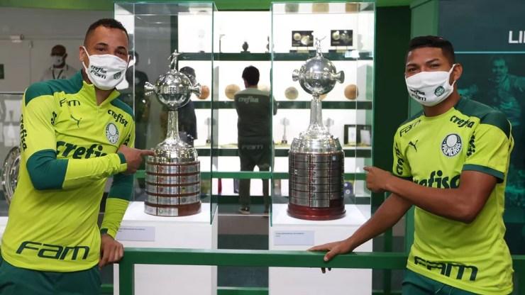 Breno Lopes e Rony, decisivos no título da Libertadores de 2020, com as taças do Palmeiras — Foto: Cesar Greco